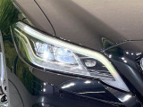 【LEDヘッドライト】悪天候や夜間走行時も良好な視界を確保し安心して運転できる高輝度LEDヘッドライトを装備!点灯速度が早く、消費電力も抑えられています。