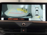 バックカメラの他に上から見下ろしたような画像が見れるアラウンド(全方位)モニター。前後左右を把握できる、すごい機能が装備されています!