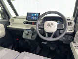 運転席まわりです。 各操作スイッチは使いやすい位置に配置されてます。