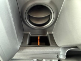運転席周りに便利な小物収納を装備!オレンジのセパレーターは取り外し可能なので、収納するものに合わせて使い分けていただけます♪スマホケーブルやカード類、鍵などの小物入れとしてお使いいただけます!