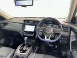運転席まわりです。 各操作スイッチは使いやすい位置に配置されてます。