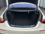 ゆったりとしたトランクルームでございます。たくさんのお荷物の車載が可能でございます。