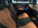 メルセデスのシートは少し硬めになっております。長時間の運転の際、適度な反発があることでお尻や腰の負担を減らす効果が御座います。