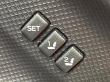 【メモリー機能付きパワーシート】ドライバーごとに設定したシート位置を記憶して、ボタン一つで切り替えできる便利な機能!運転する方が複数名いらっしゃるご家庭におすすめです♪