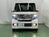 ディスチャージヘッドライト【HID】を装備していますのでとても明るく、夜間の走行や雨の日も安全・安心です。オートライトコントロール付きで周囲の明るさに応じて自動で点灯・消灯します。