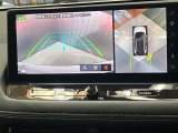 【アラウンドビューモニター】車を上から見下ろしているかのような映像で周囲の状況がひと目で確認、狭い駐車場に駐車するときも安心です♪