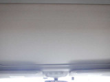 ロールブラインドを前から後ろへ引き出し遮光。