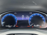 視認性の高いメータークラスター。運転に必要な情報を一目で確認でき、安全運転をサポートします。