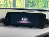 【8.8インチマツダコネクト】車内の雰囲気にマッチした大型のディスプレイ。スマホ接続でのナビ使用やBluetooth再生等、様々な機能が楽しめます。直感的なダイヤル操作が可能で、使い勝手も良好です。