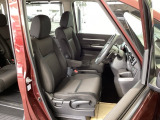 フロント広々、セパレートシートの運転席は、ハイトアジャスターが付いているので、快適にドライブができます。ハンドルはテレスコピック機能で、ハンドル位置を上・下・手前・奥に調節できます。