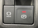【電動パーキングブレーキ】パーキングブレーキは便利な電動式!ボタン一つで操作でき、アクセルを踏めば自動で解除されます♪レバーやペダルが無いので運転席廻りもすっきりしますね♪