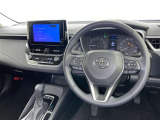 運転席まわりです。 各操作スイッチは使いやすい位置に配置されてます。