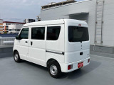 左斜め後ろからの特徴的なフォルム。狭い路地裏でも運転しやすそうな小回りが利くコンパクトボディ♪