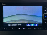 【バックカメラ】運転が苦手な方も車庫入れラクラクです!ギアをリバースに入れれば自動的に切り換わりますので、面倒な操作は不要です♪狭い駐車場もお車を傷つけず安心ですね!
