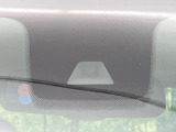 【三菱e-Assist】走行中に前方の車両等を認識し、衝突しそうな時は警報とブレーキで衝突回避と被害軽減をアシスト。より安全にドライブをお楽しみいただけます。