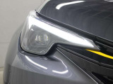 LEDヘッドランプにはアダプティブハイビームシステム「AHS」を採用。光検出カメラで車両検出をし、先行車や対向車に直接ハイビームを当てないように部分遮光します。