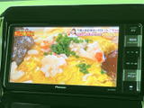鮮やかな色彩で、動画コンテンツを楽しめます。長距離移動も、上質なエンターテイメントで快適に過ごせますね。