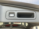 お好みの位置で止められるメモリー機能付の電動リアゲートです!後ろが狭い駐車場でもスムーズに荷物を積めて、さらに背が低い人の手がムリなく届く高さで止めることも可能です!