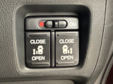 【両側パワースライドドア】両側がパワースライドドアになっており、運転席のスイッチやスマートキーのボタンからでも開閉が可能です!狭い駐車場でのお子様の乗り降りに便利です