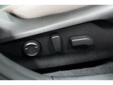 &rdquo;電動シートを装備。お客様に安全に運転頂けるよう座席の位置、座面の上げ下げやリクライニングの加減も細やかな設定を可能にしました。&rdquo;
