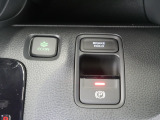 【電子制御パーキングブレーキ】スイッチ操作でパーキングブレーキをオン/オフ。発進時、運転席のシートベルトが着用されている時アクセルを踏めば自動的に解除されます。