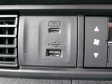 スマートフォンなどの充電が可能なUSB接続ジャック装備車両です♪♪♪