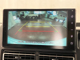 【バックカメラ】 駐車時に車両後方の様子を見ることができるので、運転の不安を軽くします。