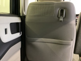 【シートバックポケット】すぐ手に取りたいアイテムをスマートにしまっておけます。限られた空間を有効に活用でき、長距離のドライブでも車内を清潔感のある落ち着いた状態に保ってくれる実用的な機能です。