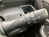 操作しやすいウインカーレバーで、安全確認をスムーズに行えます。オート機能も搭載し、運転をサポートします。