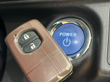 【スマートキー】カバンやポケットに入れたままでもドアの施錠・解錠が可能なスマートキーを装備。エンジンのオン・オフ時もカギを取り出す必要が無いからとっても便利です♪