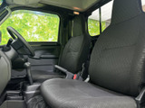 運転席からの視界は広く、周囲の状況を把握しやすい設計。操作性にも優れており、運転に集中できます。快適なカーライフをサポートします。