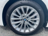 【BMWアロイホイル】軽量かつ強度に拘ったアロイホイル。走行性能ポテンシャルを引き出す設計。車の足元を引き締めてくれる大きなポイントはアロイホイルです。