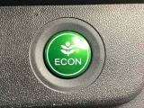 ECON モードをON にするとアクセルペダルの動きに対するエンジンの反応とエアコンの制御を切り換えることで、燃費のいい運転をするドライバーがペダルを踏んだ時と同じようにエンジンを制御します。