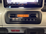 温度の設定のみで快適な風量やモードなどを自動調整してくれるフルオートエアコンを装備!
