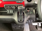 足元スッキリ、インパネシフトです。パーキングブレーキは電子制御パーキングブレーキタイプなので、運転席と助手席の間がスッキリしています。