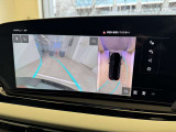 ●360度カメラ『車両の4つのカメラから得た映像を合成し、上空から眺めているような映像をモニターに映し出します。車両周辺の歩行者や障害物などの発見に役立ちます。』