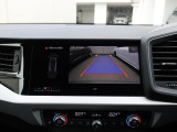 バックカメラ駐車時、後退時に後方を確認する事ができる安全快適装備になります映像だけでなくセンサーにより障害物の距離もドライバーに直感的に伝えてくれる機能になります。