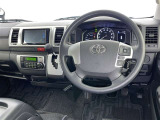 運転席まわりです。 各操作スイッチは使いやすい位置に配置されてます。
