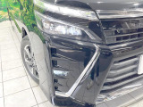 【LEDヘッドライト】悪天候や夜間走行時も良好な視界を確保し安心して運転できる高輝度LEDヘッドライトを装備!点灯速度が早く、消費電力も抑えられています。