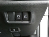 オートマチックハイビーム装備です。先行車や対向車のライトを認識し、ハイビームとロービームを自動で切り替える機能です。夜道の視界を確保します。詳細は販売店スタッフまでおたずねください。