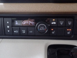 運転席からも手が届きやすく、操作しやすい空調コントロールパネル。オートエアコンなので操作の煩わしさが無くオールシーズン快適にドライブできます。快適空間で運転に集中できますね。
