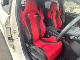 【専用スポーツシート】ホールド性に優れ、カーブ時の体が流れを抑制してくれます。また、体にフィットするから腰や背中が疲れにくく、ロングドライブや高速走行でも快適にお過ごしいただけます♪