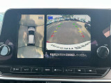 【アラウンドビューモニター】周囲を見渡せる映像で、スムースな駐車をサポートします