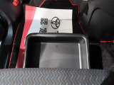 助手席シートアンダートレイ。靴を収納したり、小物を収納したりと便利です。