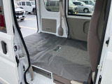 大きな開口部と低い荷室床面地上高、箱型デザインと多くの荷物が積める工夫が光ります!