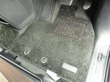フロアマットも綺麗にクリーニングされています。