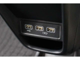 USBオーディオ用ソケットがついていますので携帯電話などを接続すれば音楽等の再生が可能です!充電用ソケットもございます!