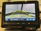 リバースギアに入れるだけで後方の表示へ切り替わります。夜間や雨の日の駐車も楽になりますよ。
