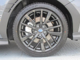 純正18インチアルミホイール。 タイヤサイズは245/40R18。納車時に弊社指定の新品タイヤ4本と交換いたします。