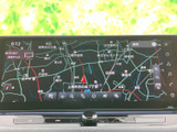 見やすい高精細な地図表示で、運転中のナビゲーションをサポート。渋滞情報もリアルタイムで確認でき、スムーズな移動が可能です。